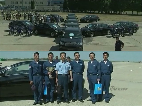 中国空军飞行员捧奖盃在现代轿车前留影 中国空军飞行员捧奖盃在现代轿车前留影