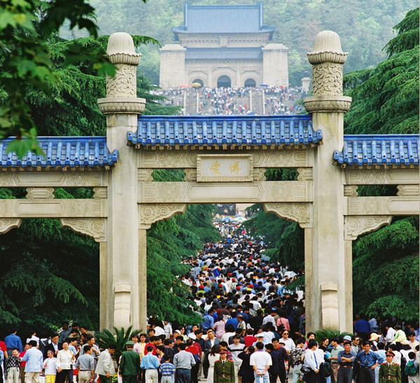 每年数百万游客参观中山陵 每年数百万游客参观中山陵