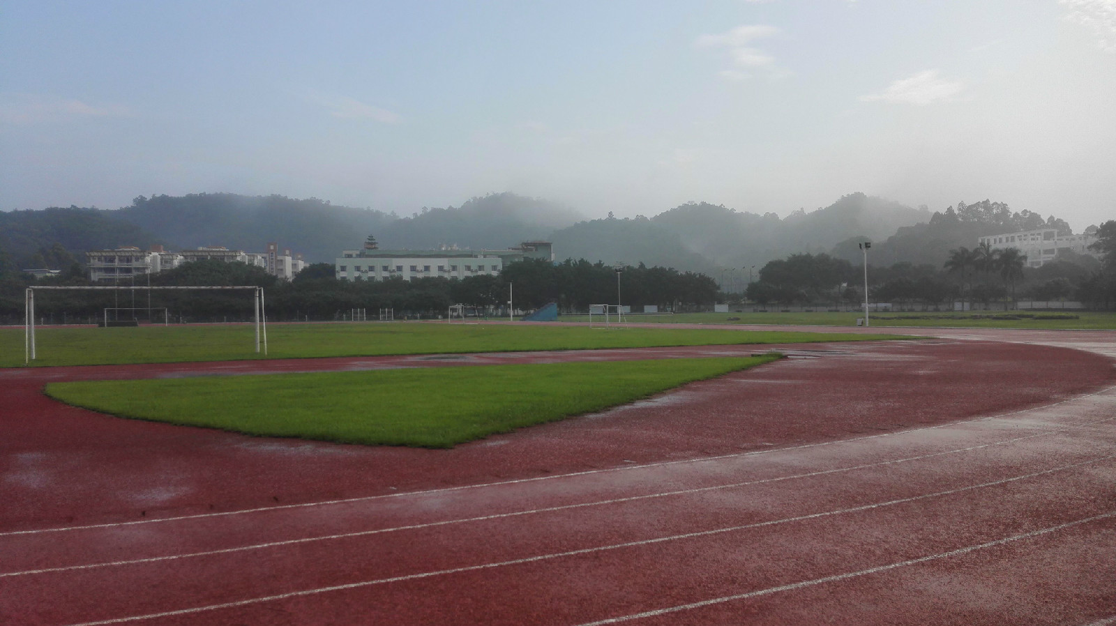 雨后田径场 雨后田径场
