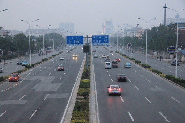 贯穿市区的天津快速路属于典型的城市一级公路 贯穿市区的天津快速路属于典型的城市一级公路