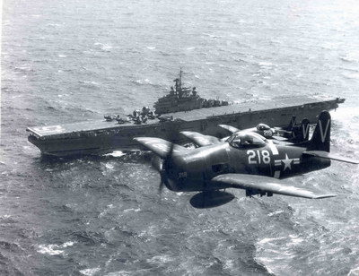 1948 年F8F-1 编队掠过“福吉谷”号航母 1948 年F8F-1 编队掠过“福吉谷”号航母