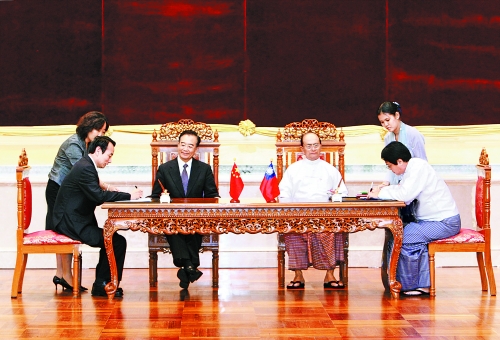 中缅两国总理见证签字现场 中缅两国总理见证签字现场