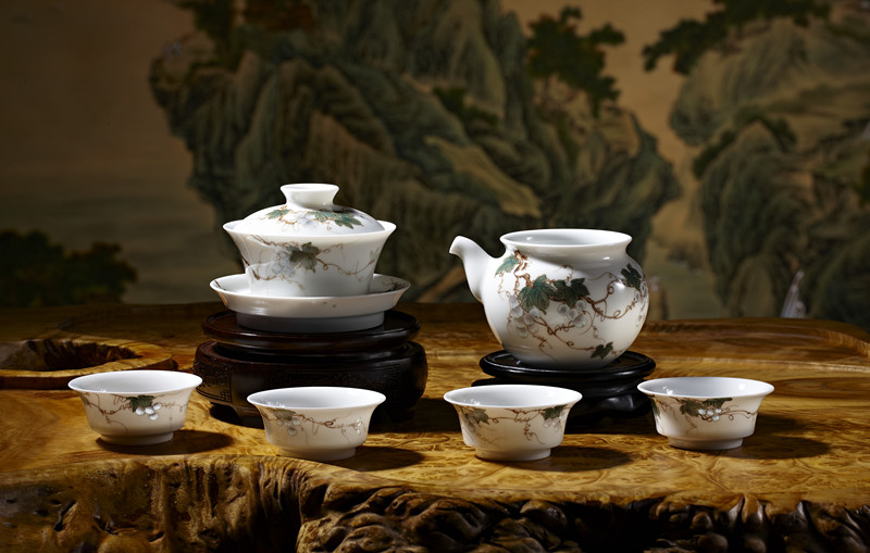 釉中彩玲珑茶具:巧夺天工 釉中彩玲珑茶具:巧夺天工
