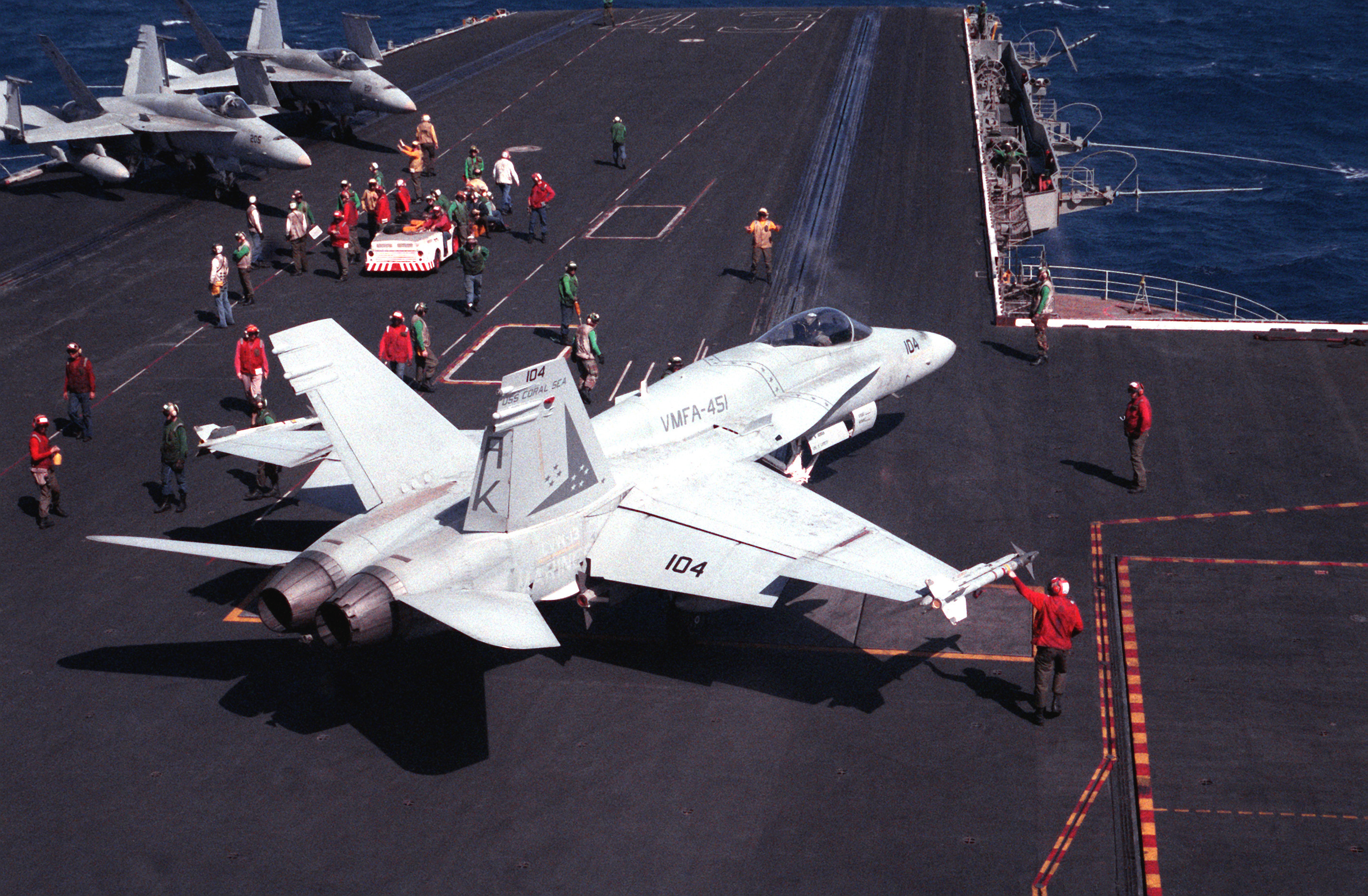 “珊瑚海”号上的F-18A战斗机 “珊瑚海”号上的F-18A战斗机