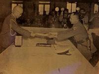 1945年9月9日,冈村宁次向何应钦递交投降书 1945年9月9日,冈村宁次向何应钦递交投降书