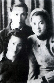 罗文坤(右)与苏蔓(后)、张海萍合影 罗文坤(右)与苏蔓(后)、张海萍合影