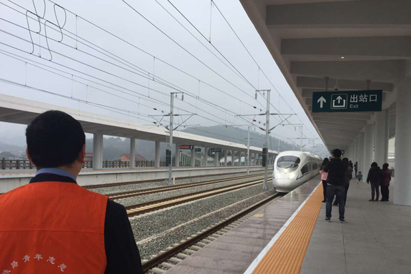 CRH380B型动车组停靠缙云西站 CRH380B型动车组停靠缙云西站