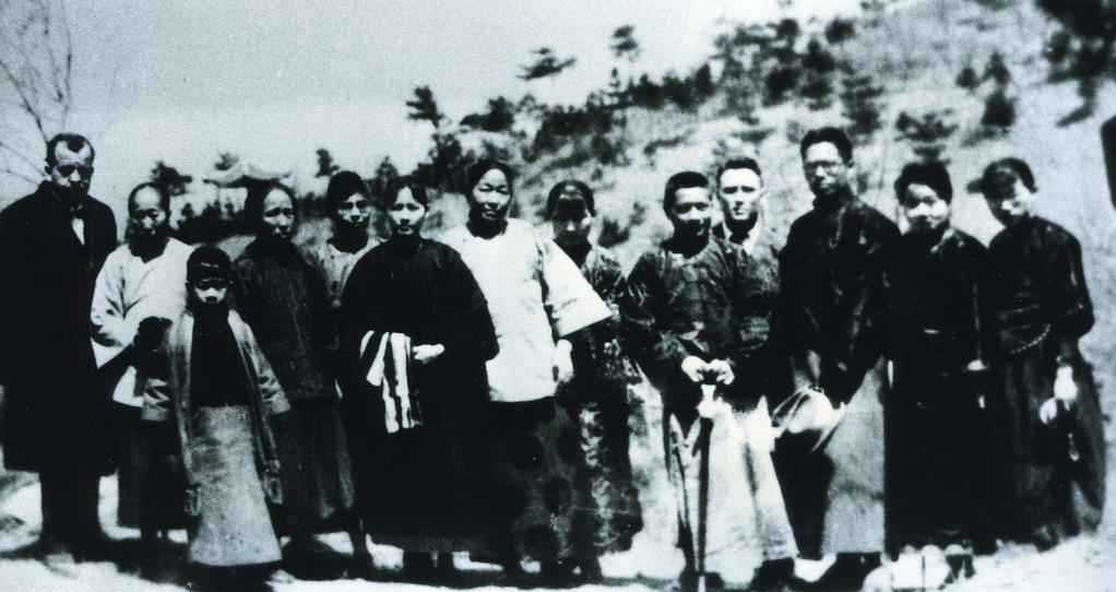 1925年4月,宋庆龄等人在紫金山考察墓址 1925年4月,宋庆龄等人在紫金山考察墓址